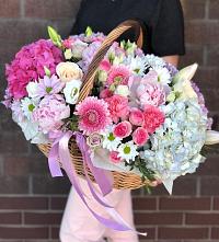 Цветочная композиция из Розы, Хризантемы, Пионы и Лизиантусы в корзине в городе Мегион