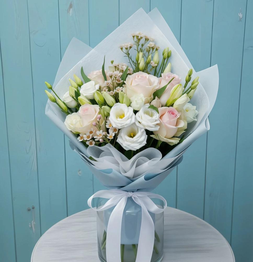 Букет цветов из: Розы и Лизиантусы в городе Мегион