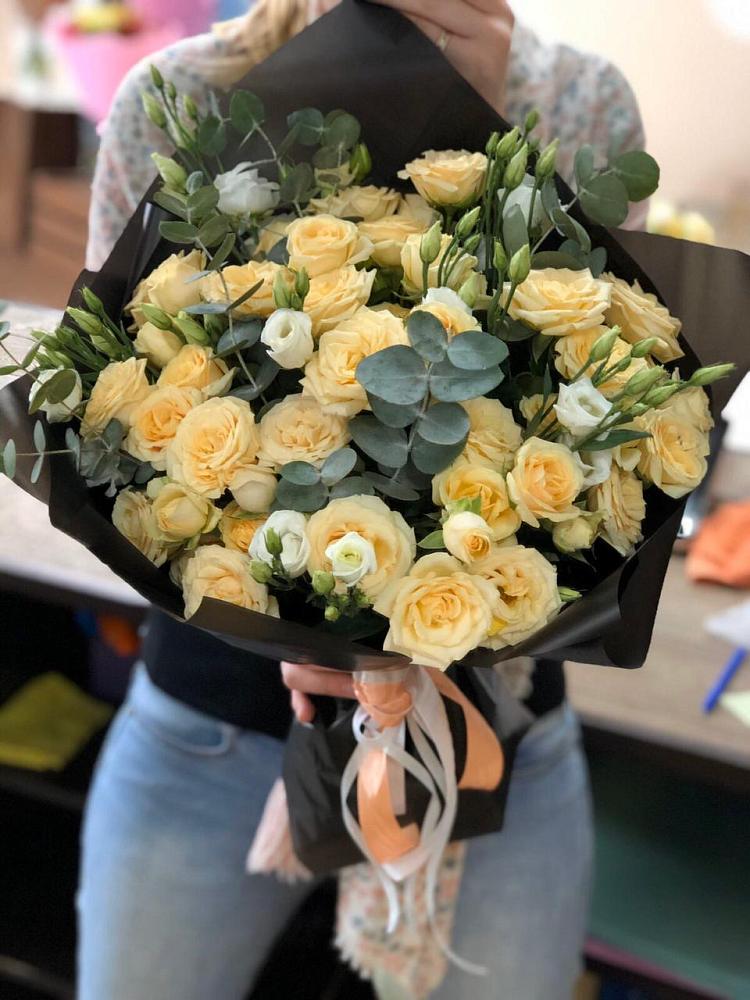 Букет цветов из: Розы и Лизиантусы в городе Мегион