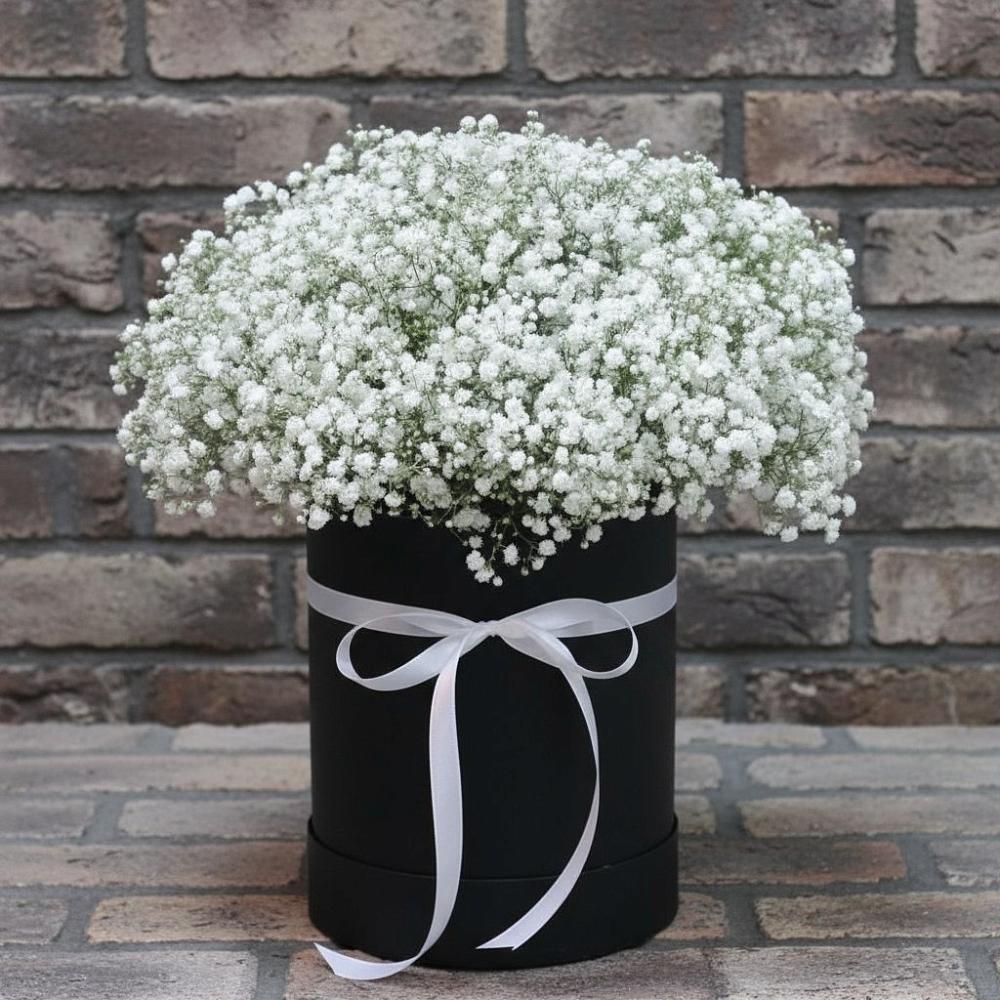 Цветочная композиция из Гипсофила в шляпной коробке в городе Мегион