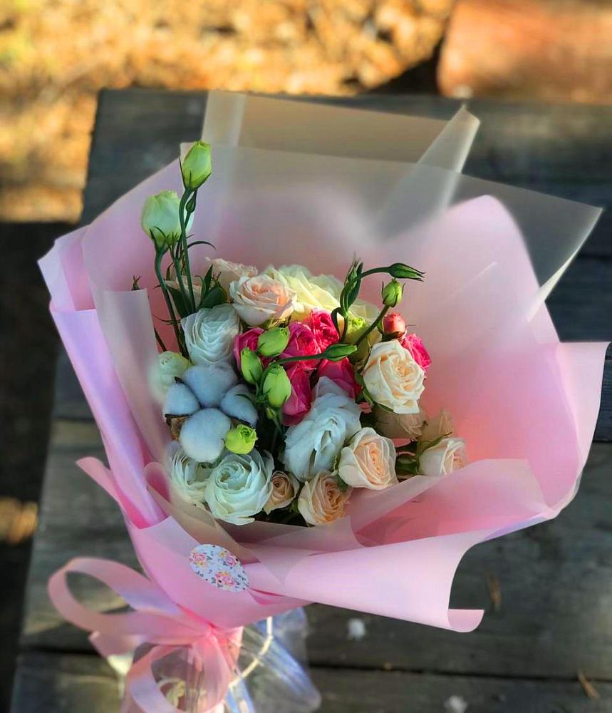 Букет цветов из: Розы и Лизиантусы в городе Мегион