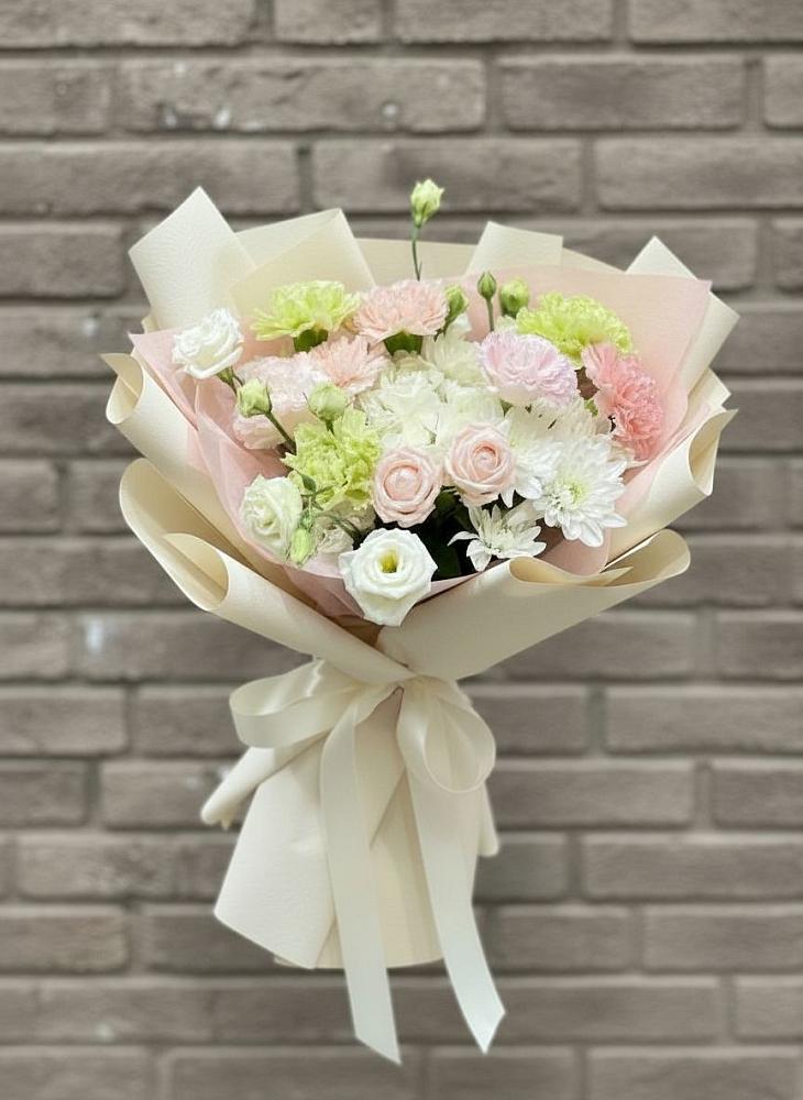 Букет цветов из: Гвоздики, Розы, Лизиантусы и Хризантемы в городе Мегион