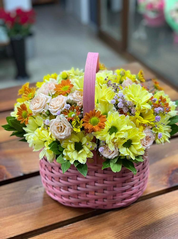 Цветочная композиция из Хризантемы и Розы в корзине в городе Мегион