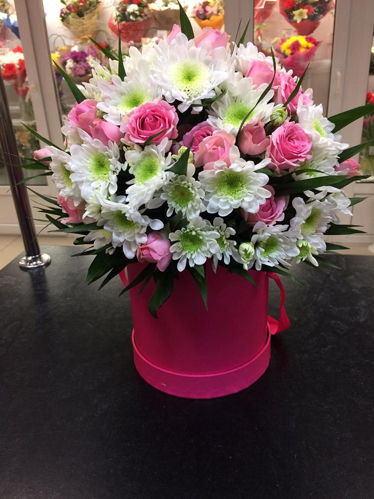 Цветочная композиция из Розы и Хризантемы в шляпной коробке в городе Мегион