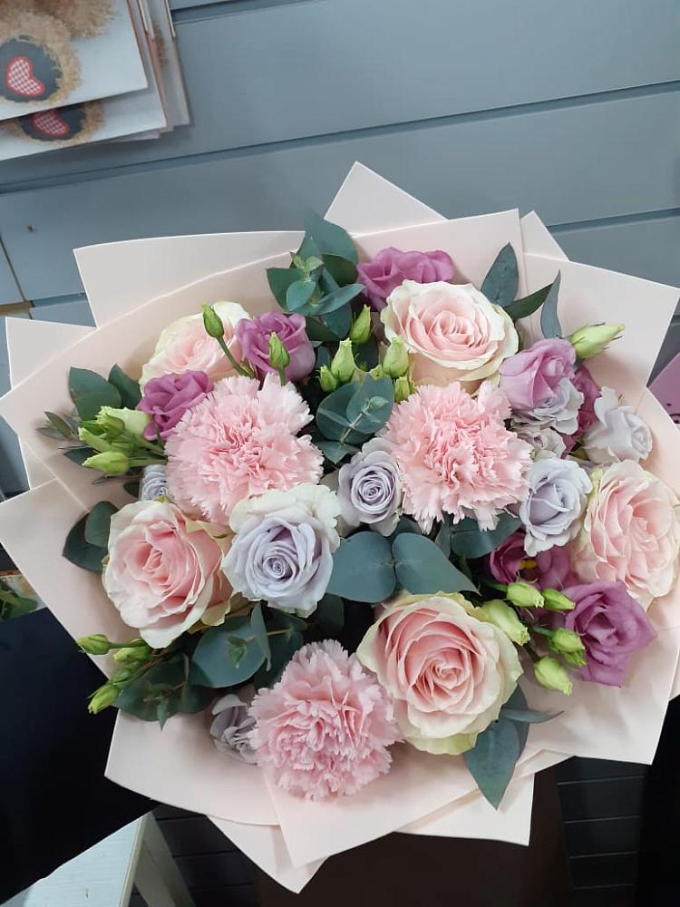 Букет цветов из: Розы, Гвоздики и Лизиантусы в городе Мегион