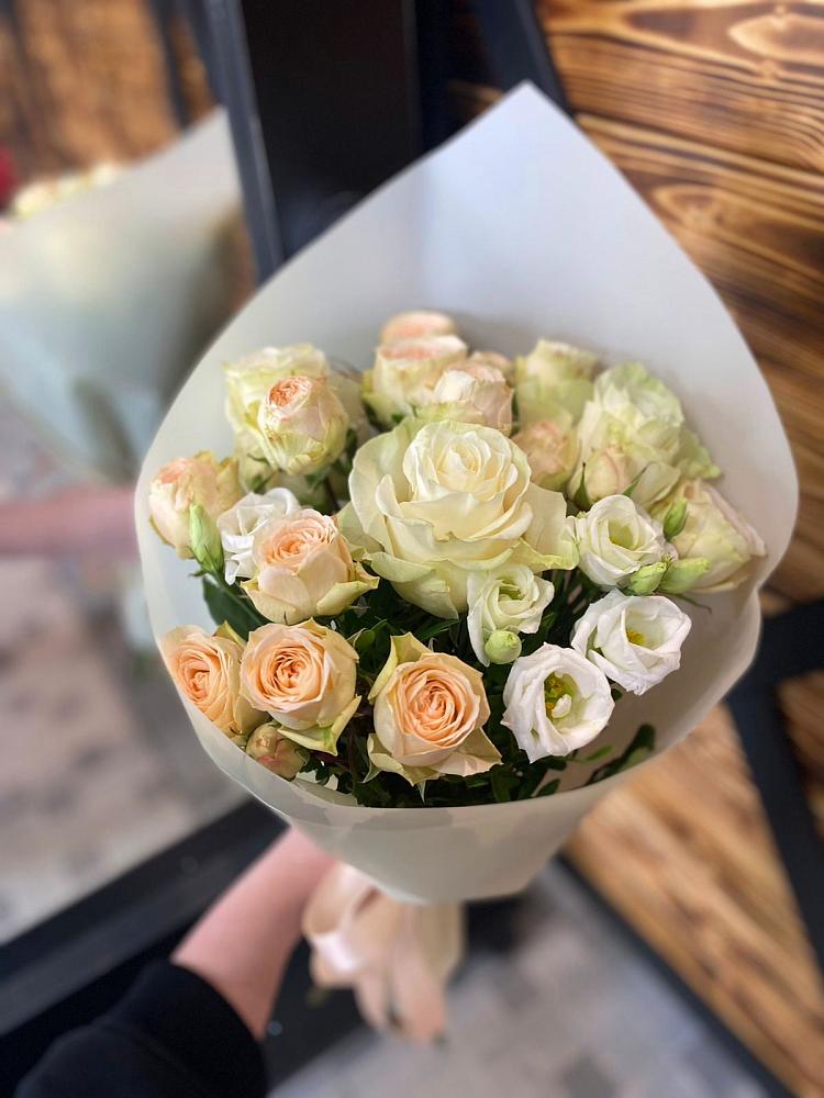 Букет цветов из: Розы и Лизиантусы в городе Мегион